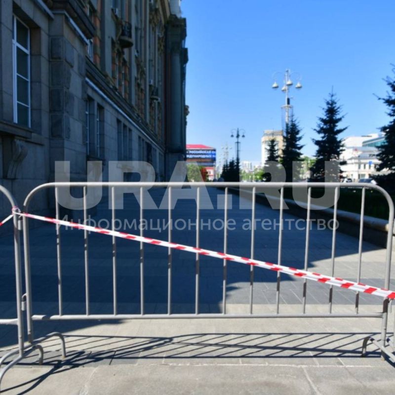 Главный вход в мэрию Екатеринбурга, у которой на днях рухнула часть фасада, теперь официально закрыт Главный вход в мэрию Екатеринбурга, у которой на днях рухнула часть фасада, теперь официально закрыт