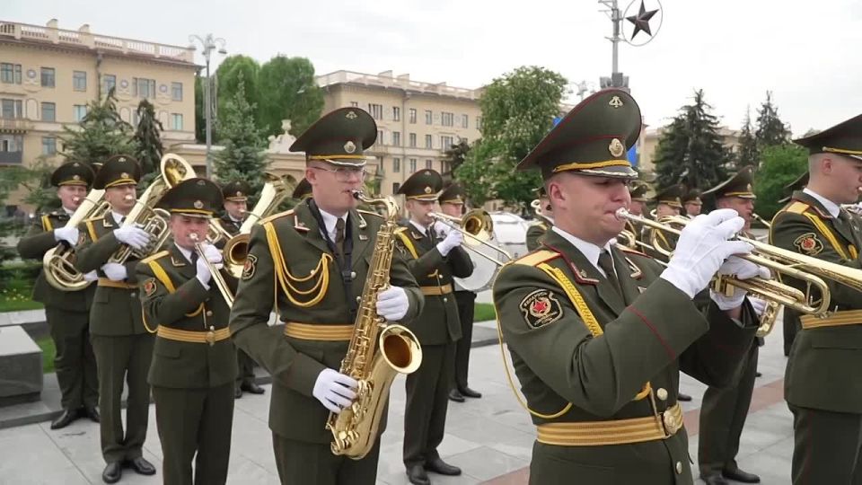 Делегация Свердловской области во главе с губернатором Денисом Паслером возложила цветы к Монументу Победы в Минске