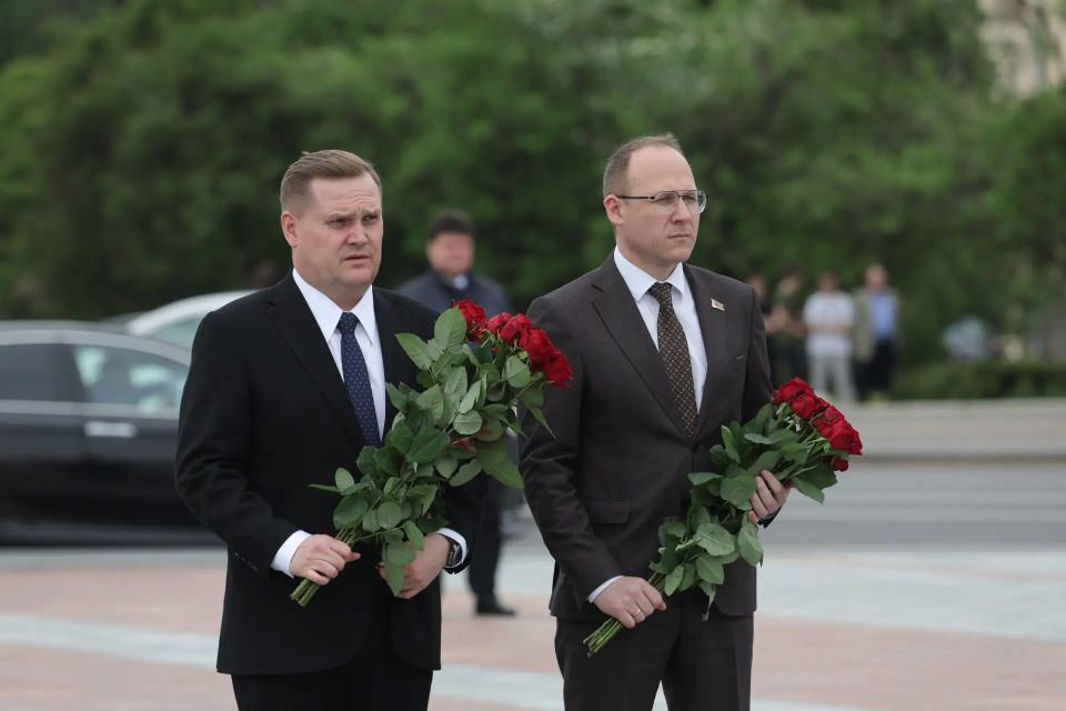 Делегация Свердловской области во главе с губернатором Денисом Паслером возложила цветы к Монументу Победы в Минске Делегация Свердловской области во главе с губернатором Денисом Паслером возложила цветы к Монументу Победы в Минске