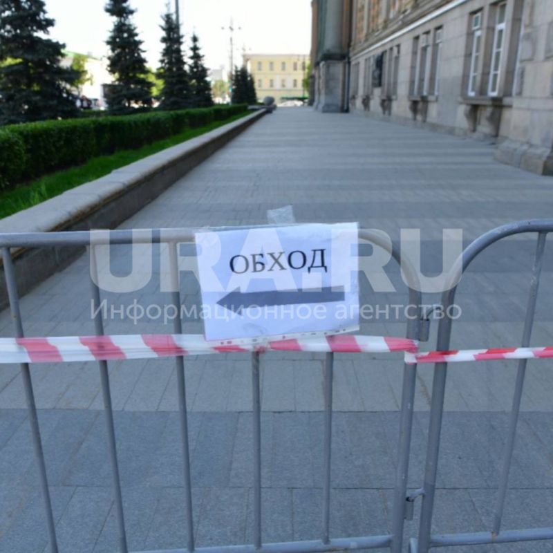 Главный вход в мэрию Екатеринбурга, у которой на днях рухнула часть фасада, теперь официально закрыт Главный вход в мэрию Екатеринбурга, у которой на днях рухнула часть фасада, теперь официально закрыт
