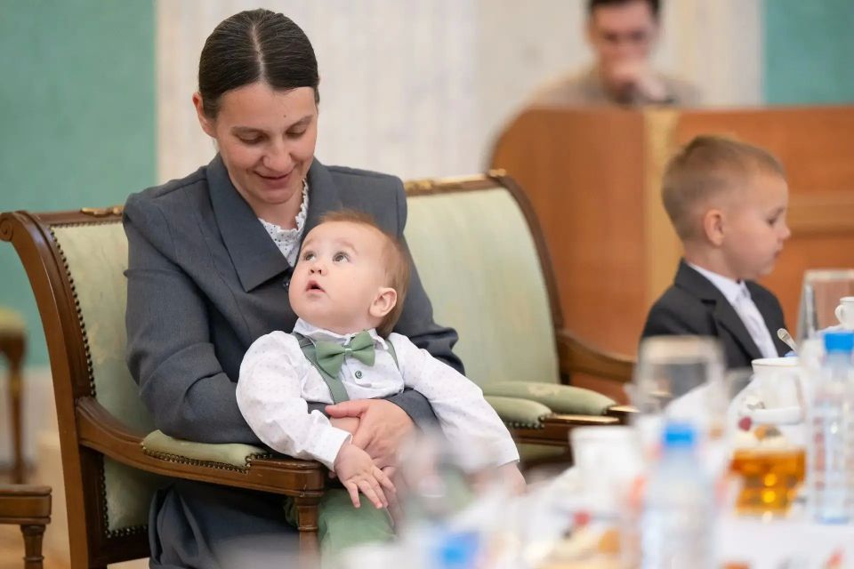 Денис Паслер вручил государственные награды РФ многодетным уральским семьям Денис Паслер вручил государственные награды РФ многодетным уральским семьям