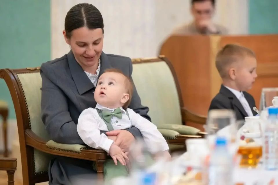 Шесть уральских многодетных семьей сегодня получили государственные награды из рук главы региона Дениса Паслера Шесть уральских многодетных семьей сегодня получили государственные награды из рук главы региона Дениса Паслера