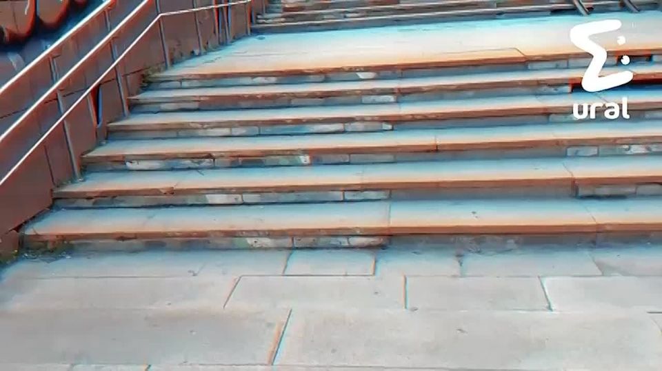 Власти Екатеринбурга несколько лет не чинят развалившуюся лестницу в центре — "нет денег"