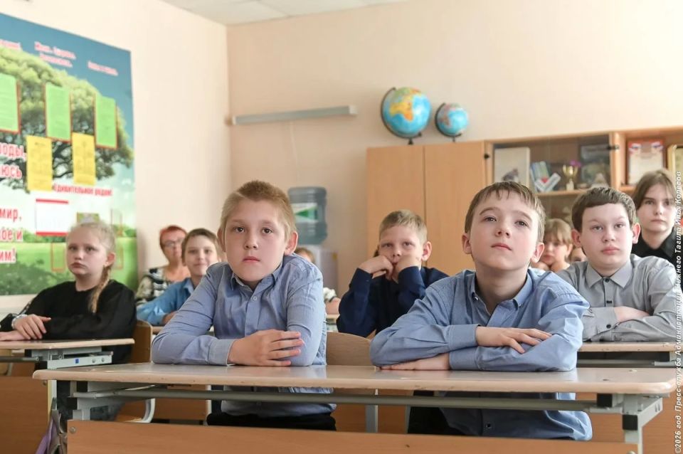 В школе № 13 прошли интерактивные экологические уроки в рамках акции «Я выбираю чистый воздух» под эгидой федерального проекта «Чистый воздух» В школе № 13 прошли интерактивные экологические уроки в рамках акции «Я выбираю чистый воздух» под эгидой федерального проекта «Чистый воздух»