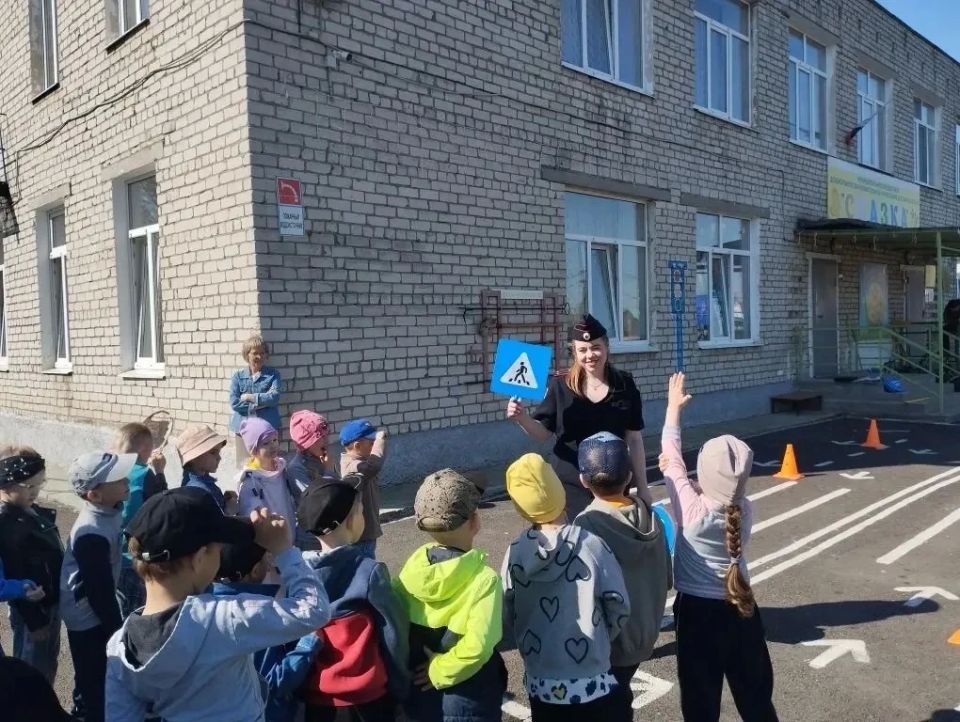 Сотрудники Госавтоинспекции проводят для юных жителей Урала познавательные квесты по правилам дорожного движения на свежем воздухе Сотрудники Госавтоинспекции проводят для юных жителей Урала познавательные квесты по правилам дорожного движения на свежем воздухе