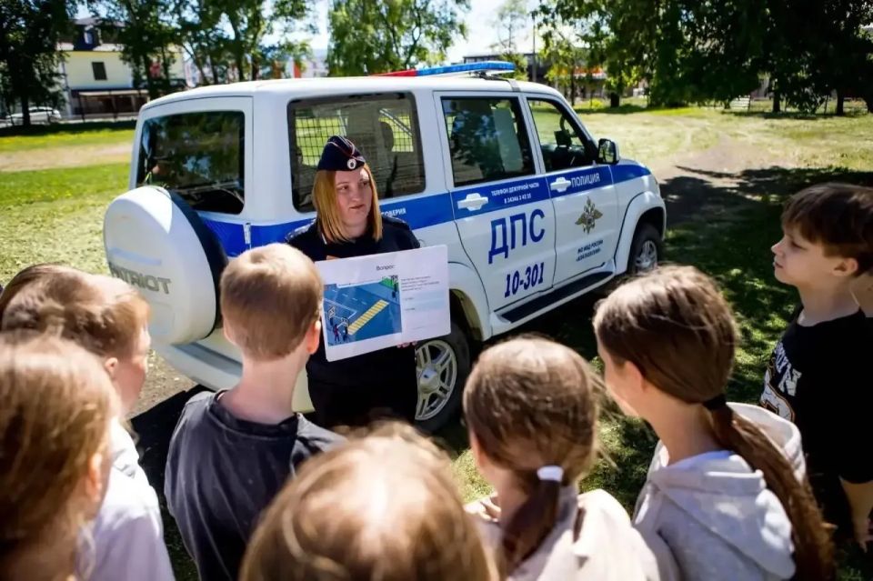 Сотрудники Госавтоинспекции проводят для юных жителей Урала познавательные квесты по правилам дорожного движения на свежем воздухе Сотрудники Госавтоинспекции проводят для юных жителей Урала познавательные квесты по правилам дорожного движения на свежем воздухе