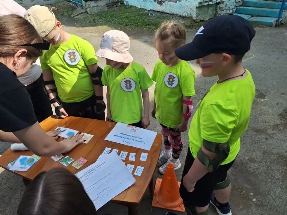 Сотрудники Госавтоинспекции проводят для юных жителей Урала познавательные квесты по правилам дорожного движения на свежем воздухе Сотрудники Госавтоинспекции проводят для юных жителей Урала познавательные квесты по правилам дорожного движения на свежем воздухе