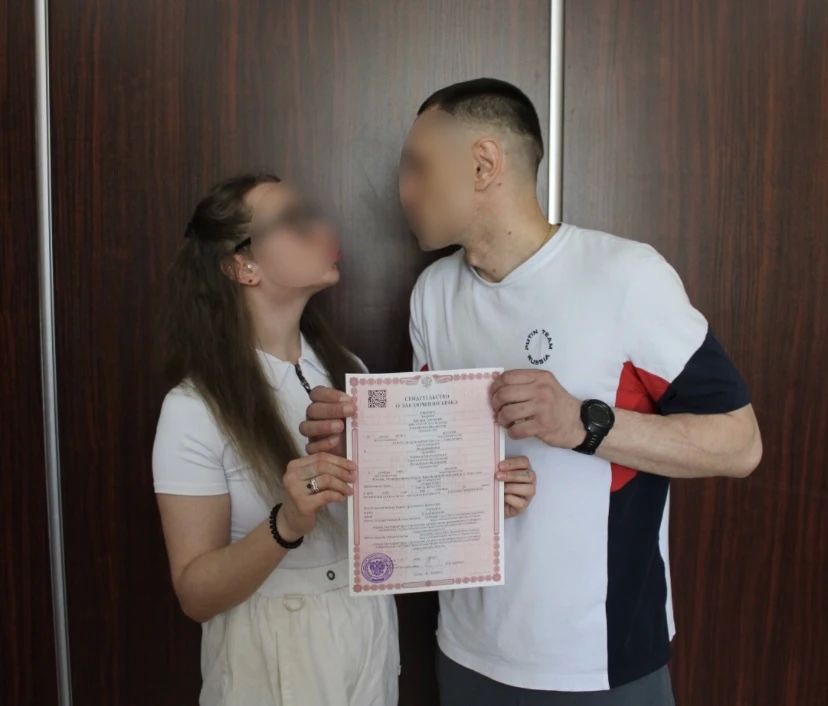 «Любовь за колючей проволокой» «Любовь за колючей проволокой»