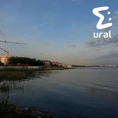 Челябинку на надувном круге накрыло волной во время шторма