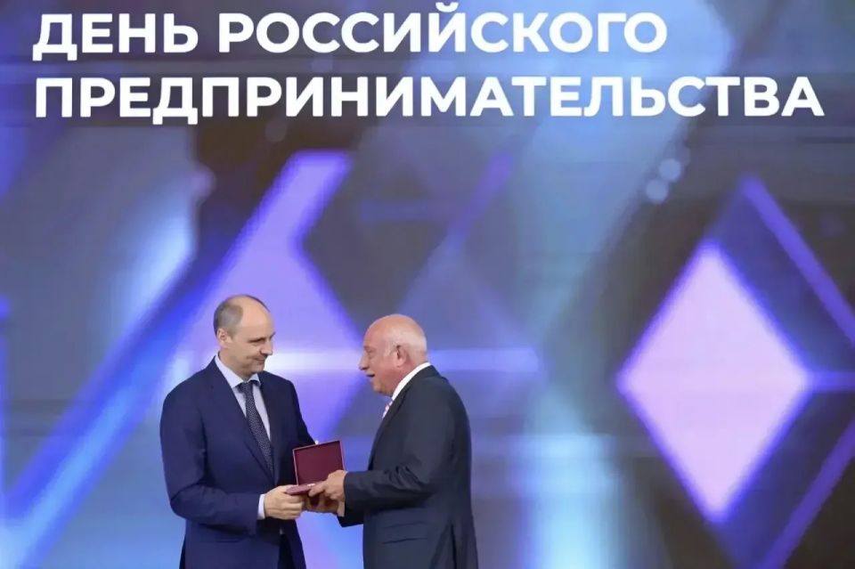 Денис Паслер в ходе мероприятий ко Дню российского предпринимательства поблагодарил уральское бизнес-сообщество за участие в жизни региона Денис Паслер в ходе мероприятий ко Дню российского предпринимательства поблагодарил уральское бизнес-сообщество за участие в жизни региона