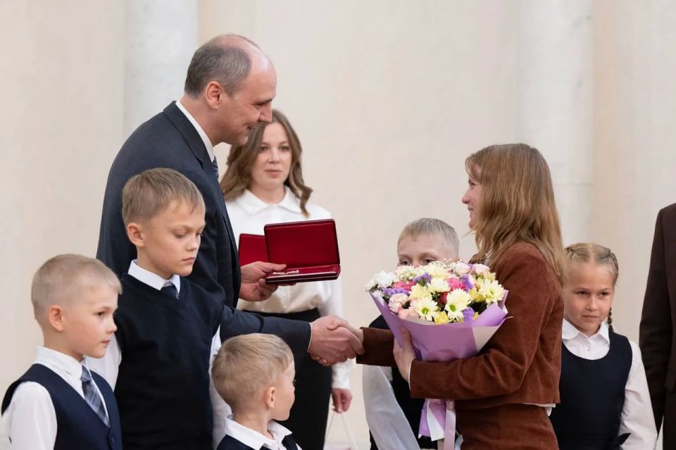 Многодетные семьи Свердловской области наградили медалями ордена «Родительская слава» Многодетные семьи Свердловской области наградили медалями ордена «Родительская слава»