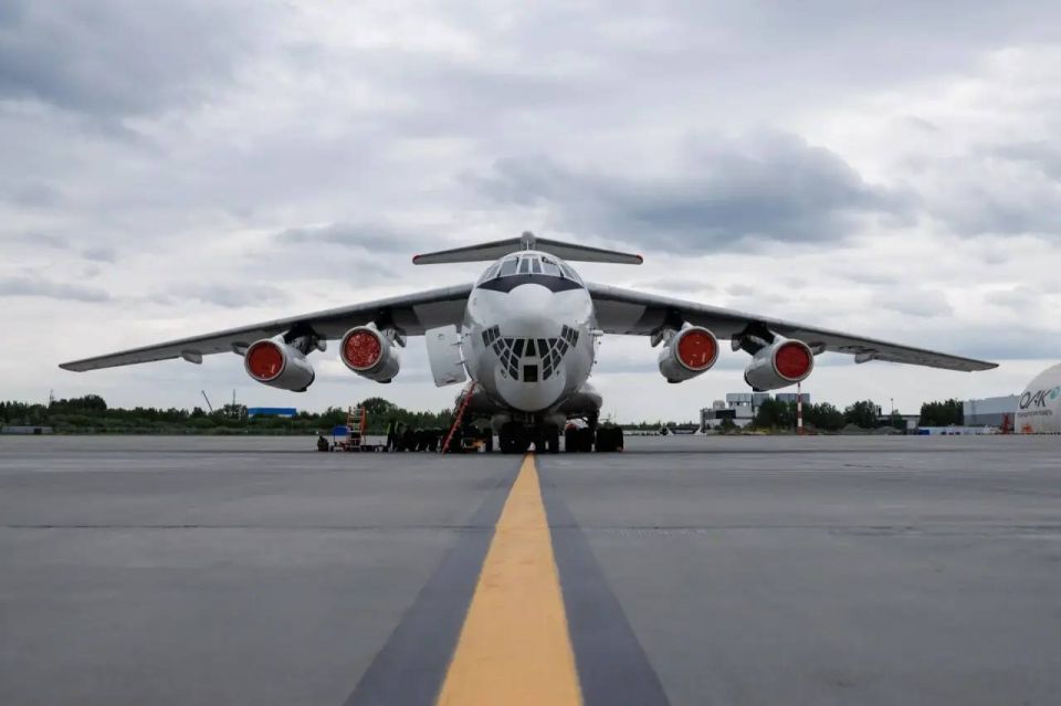 На перроне аэропорта Кольцово в Екатеринбурге провели плановое техобслуживание самолета ИЛ-76 ТД с бортовым номером RA-76842, сообщили в пресс-службе аэропорта