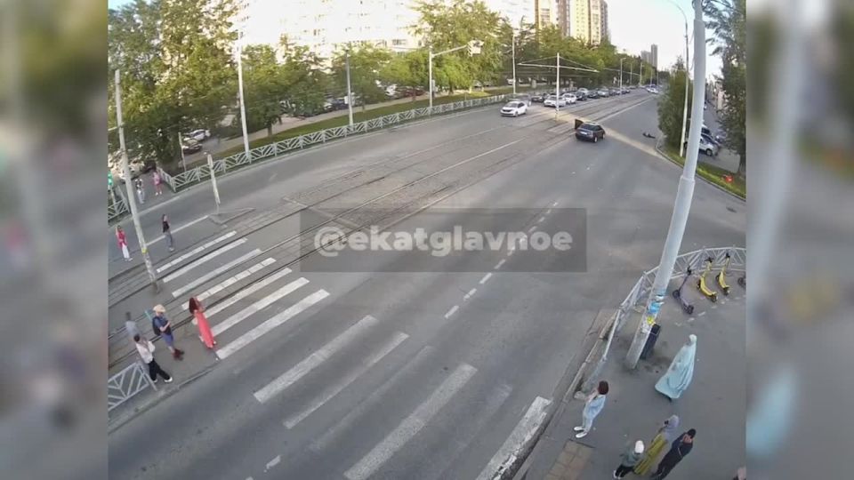 Опубликовано жесткое видео, как подбросило пешехода, перебегавшего дорогу на красный