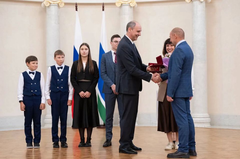 Многодетные семьи Свердловской области наградили медалями ордена «Родительская слава» Многодетные семьи Свердловской области наградили медалями ордена «Родительская слава»