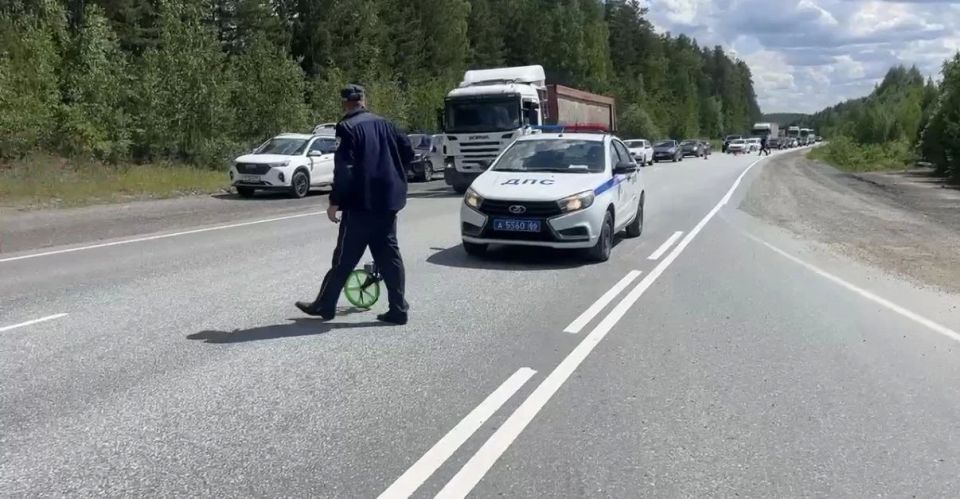 Вышел из машины и попал под мотоцикл: смертельное ДТП произошло на Серовском тракте Вышел из машины и попал под мотоцикл: смертельное ДТП произошло на Серовском тракте