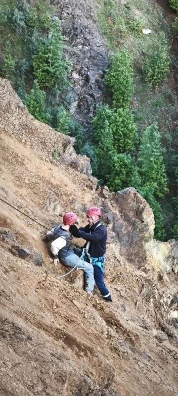В Нижнем Тагиле двух подростков спасли из карьера шахты В Нижнем Тагиле двух подростков спасли из карьера шахты