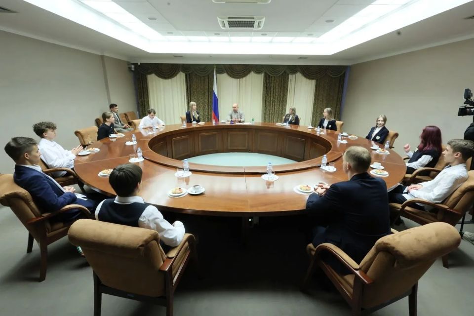 Артём Жога: Провел сегодня несколько встреч с детьми, зарядился энергией молодости и позитива Артём Жога: Провел сегодня несколько встреч с детьми, зарядился энергией молодости и позитива