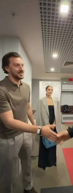 Алину Загитову засняли с предполагаемым возлюбленным в Екатеринбурге