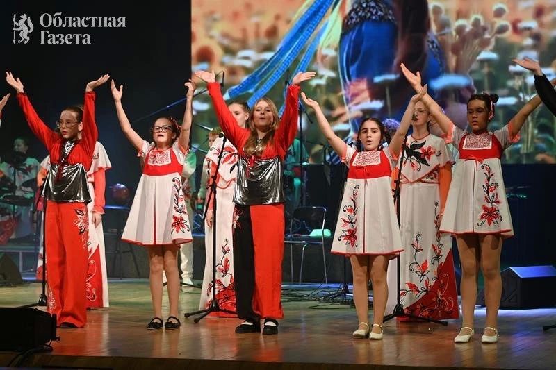 Ансамбль, который объединил поколения уральцев Ансамбль, который объединил поколения уральцев
