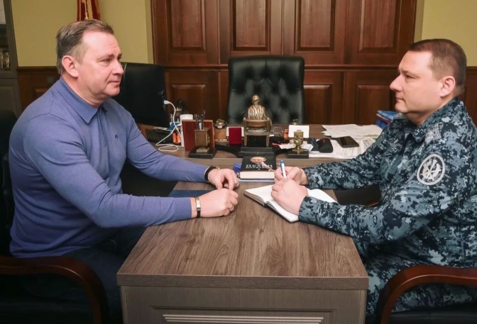 Главе Нижнего Тагила Вячеславу Пинаеву вручена серебряная медаль ФСИН России «За вклад в развитие уголовно-исполнительной системы России» Главе Нижнего Тагила Вячеславу Пинаеву вручена серебряная медаль ФСИН России «За вклад в развитие уголовно-исполнительной системы России»