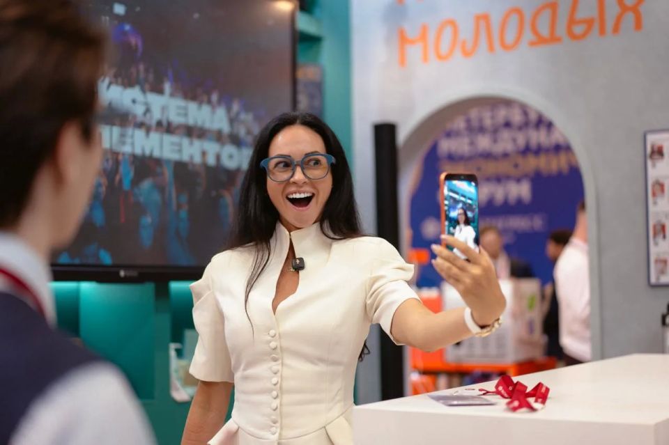 Это было мощно!. Финальный день ПМЭФ традиционно стал молодёжным – лучшее завершение форума! Увозим с собой чемодан вдохновения и, конечно, рассказываем о главных итогах: Подписали 17 соглашений с компаниями и регионами –... Это было мощно!. Финальный день ПМЭФ традиционно стал молодёжным – лучшее завершение форума! Увозим с собой чемодан вдохновения и, конечно, рассказываем о главных итогах: Подписали 17 соглашений с компаниями и регионами –...