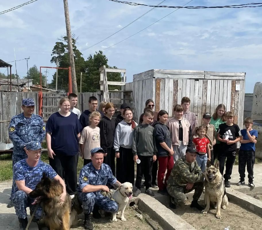 Кинологи ИК-26 познакомили школьников со служебными собаками