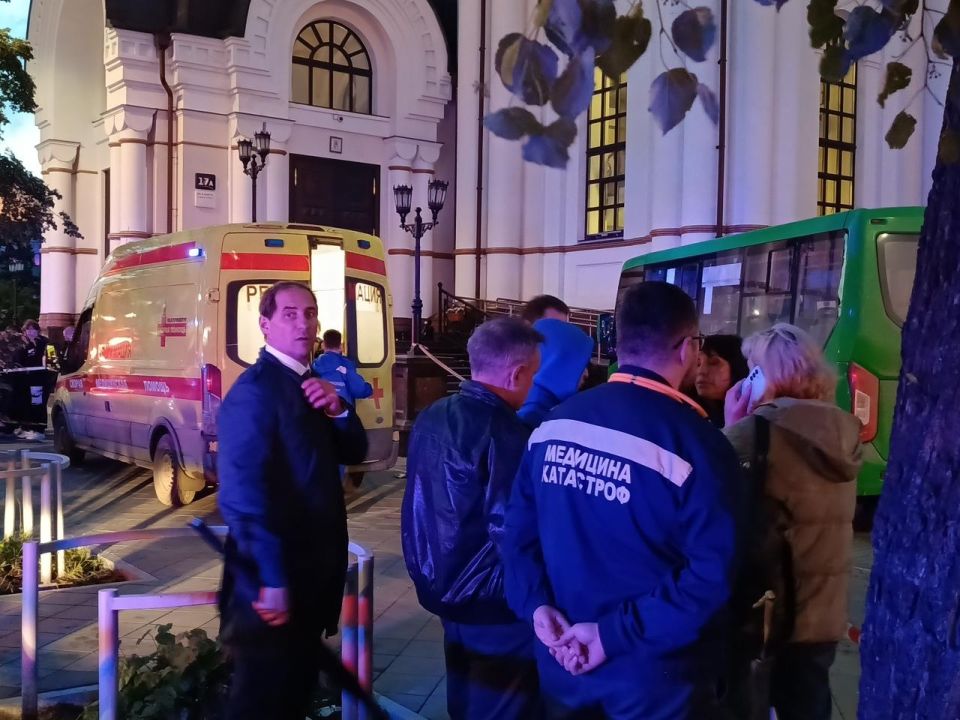 На место смертельного ДТП с автобусом в центре Екатеринбурга прибыли вице-мэр города Константин Шевченко и заместитель губернатора — министр здравоохранения Татьяна Савинова