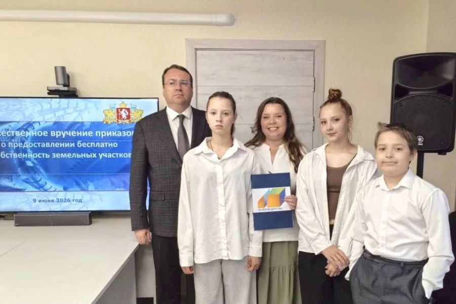 Три многодетные семьи получили участки для строительства дома Три многодетные семьи получили участки для строительства дома