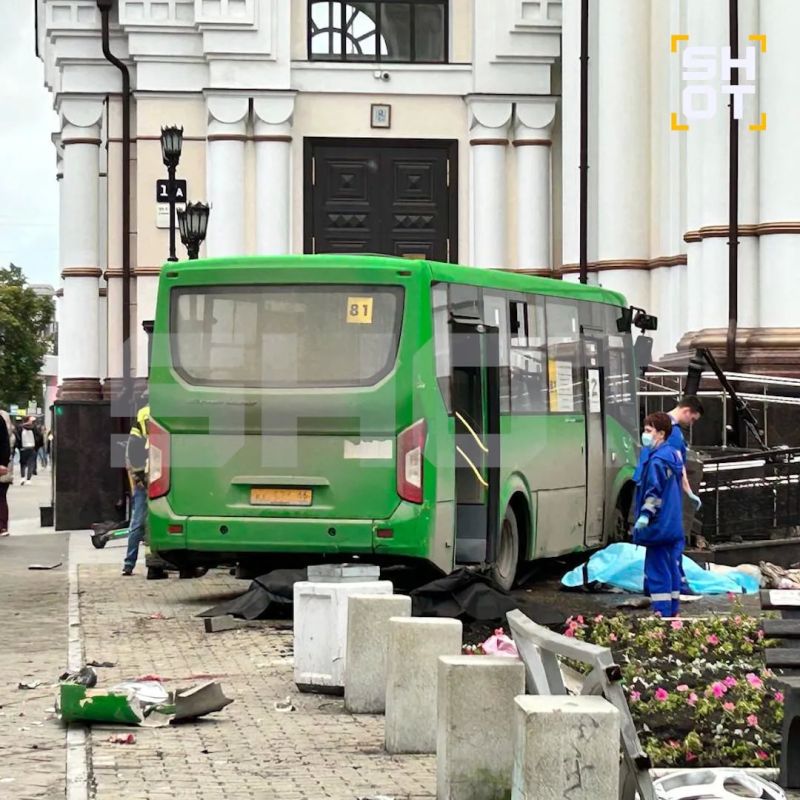 Автобус врезался в храм и сбил пешеходов в центре Екатеринбурга