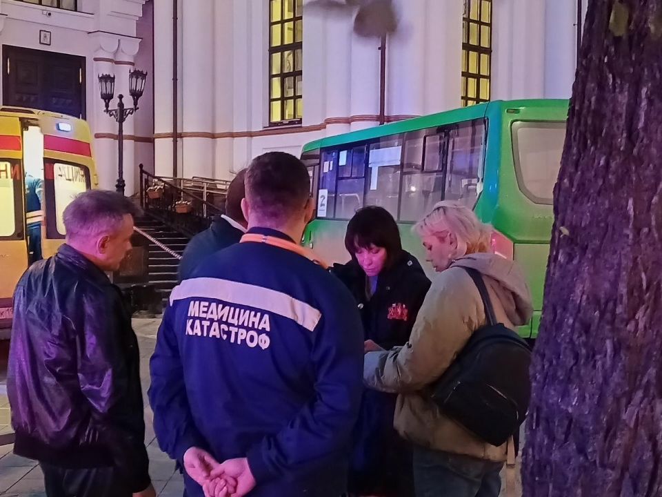 На место смертельного ДТП с автобусом в центре Екатеринбурга прибыли вице-мэр города Константин Шевченко и заместитель губернатора — министр здравоохранения Татьяна Савинова На место смертельного ДТП с автобусом в центре Екатеринбурга прибыли вице-мэр города Константин Шевченко и заместитель губернатора — министр здравоохранения Татьяна Савинова