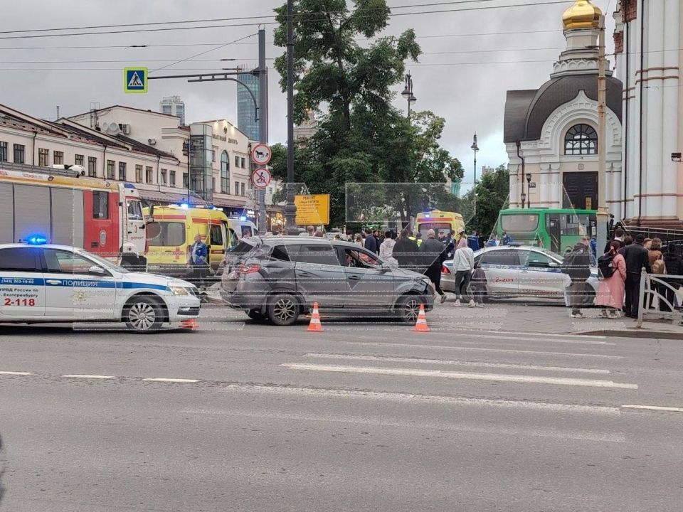 Четыре человека погибли в центре Екатеринбурга — толпу протаранил вылетевший на тротуар автобус
