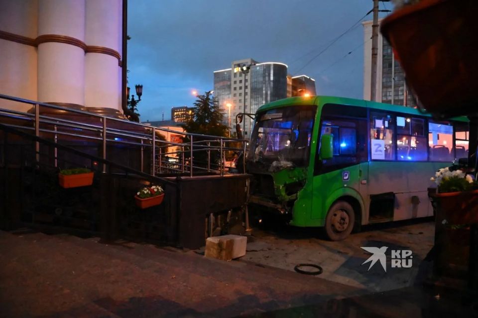 Автобус врезался в прохожих в центре Екатеринбурга Автобус врезался в прохожих в центре Екатеринбурга