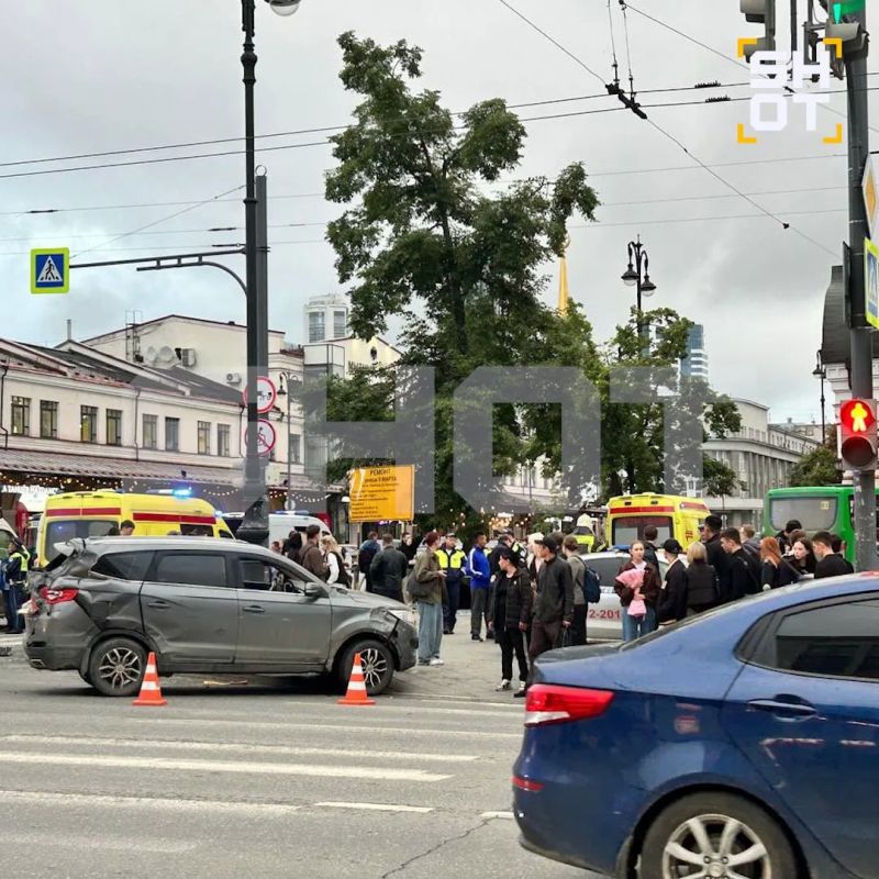 Автобус врезался в храм и сбил пешеходов в центре Екатеринбурга Автобус врезался в храм и сбил пешеходов в центре Екатеринбурга