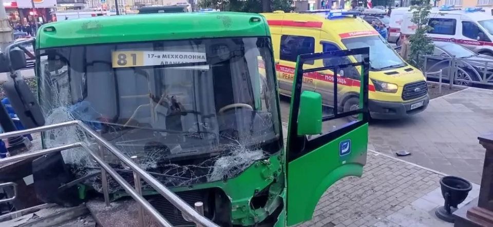 4 человека погибли под колёсами автобуса в Екатеринбурге 4 человека погибли под колёсами автобуса в Екатеринбурге