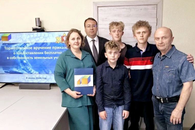 Три многодетные семьи получили участки для строительства дома