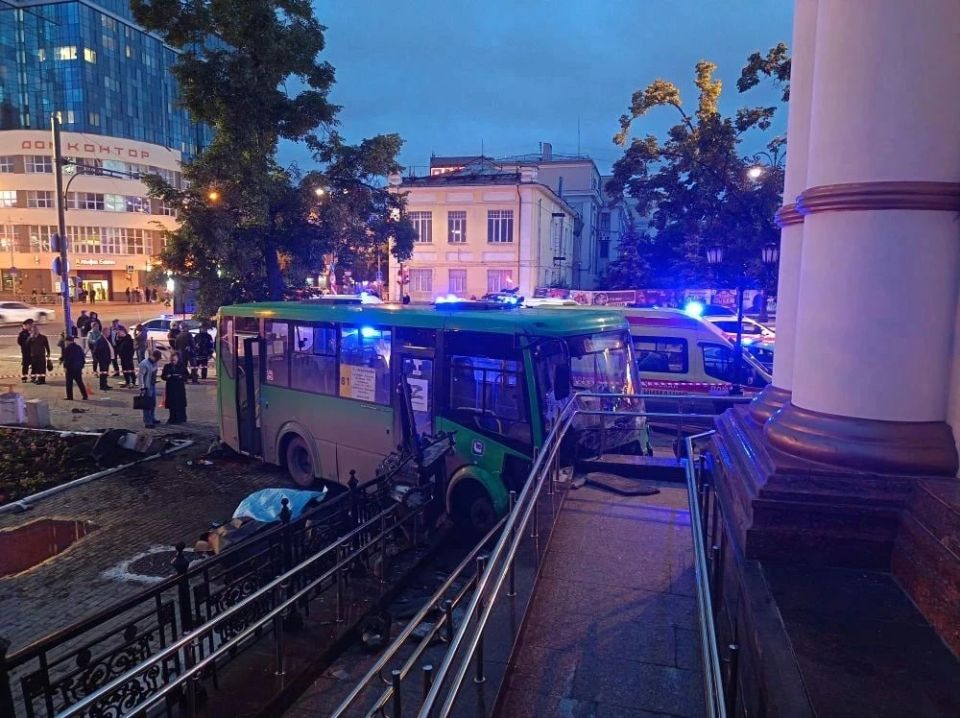 Еще фото от ГАИ с последствиями ДТП в Екатеринбурге - под колесами автобуса у храма погибли две женщины, мужчина и несовершеннолетняя девочка Еще фото от ГАИ с последствиями ДТП в Екатеринбурге - под колесами автобуса у храма погибли две женщины, мужчина и несовершеннолетняя девочка