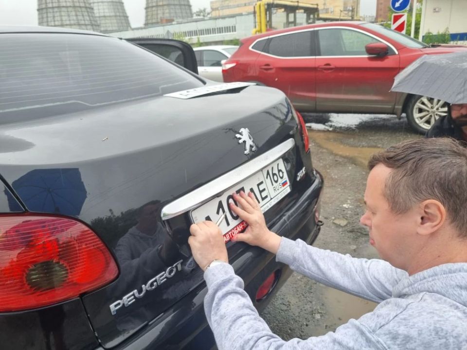 В Свердловской области Госавтоинспекция приступила к выдаче госномеров с новым кодом региона «166» В Свердловской области Госавтоинспекция приступила к выдаче госномеров с новым кодом региона «166»