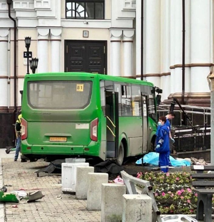 Один ребёнок и трое взрослых погибли из-за наезда маршрутки на пешеходов в Екатеринбурге
