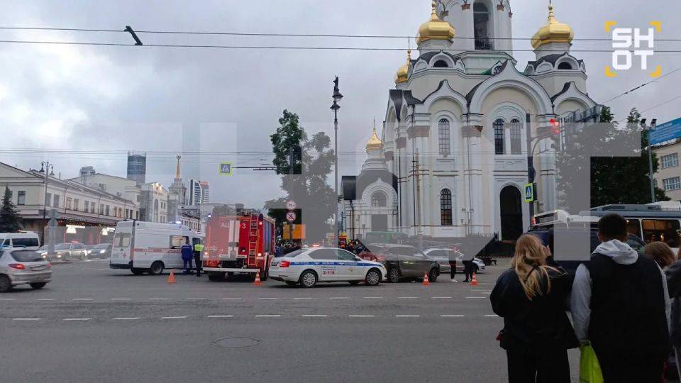 Автобус врезался в храм и сбил пешеходов в центре Екатеринбурга Автобус врезался в храм и сбил пешеходов в центре Екатеринбурга