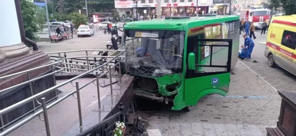 4 человека погибли под колёсами автобуса в Екатеринбурге