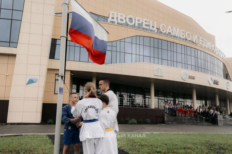 Юные самбисты и тхэквондисты торжественно подняли флаг России в Верхней Пышме Юные самбисты и тхэквондисты торжественно подняли флаг России в Верхней Пышме