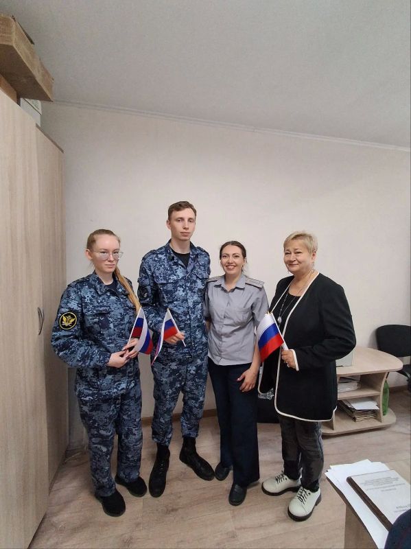 Сотрудники ИК-10 поздравили коллег с Днем России Сотрудники ИК-10 поздравили коллег с Днем России