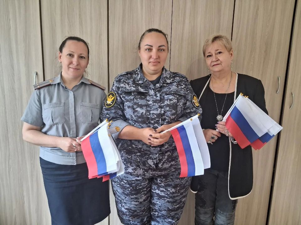 Сотрудники ИК-10 поздравили коллег с Днем России Сотрудники ИК-10 поздравили коллег с Днем России