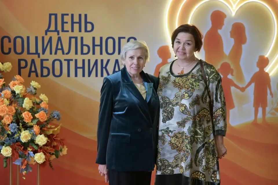 Лучшим соцработникам Свердловской области вручил награды Денис Паслер Лучшим соцработникам Свердловской области вручил награды Денис Паслер