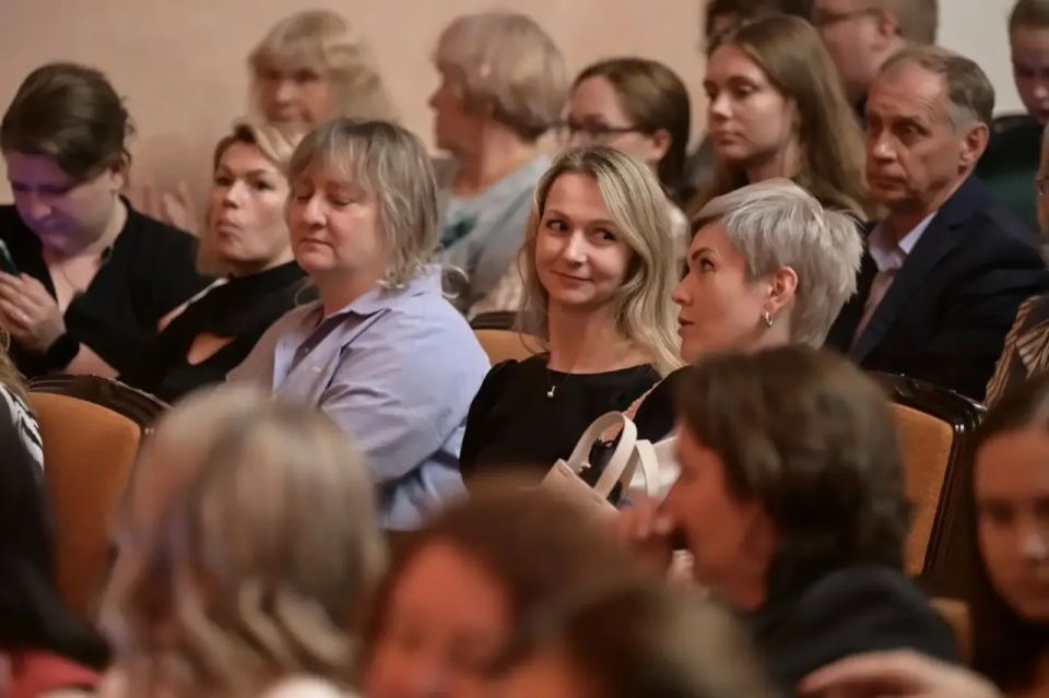 Лучшим соцработникам Свердловской области вручил награды Денис Паслер Лучшим соцработникам Свердловской области вручил награды Денис Паслер