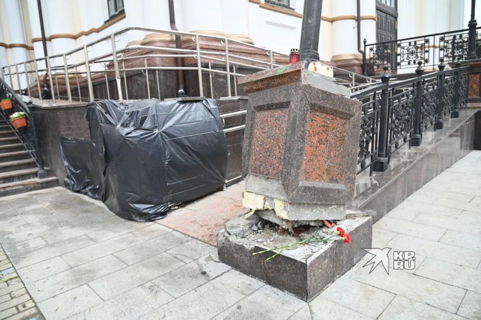 Екатеринбуржцы несут цветы к месту смертельной аварии Екатеринбуржцы несут цветы к месту смертельной аварии