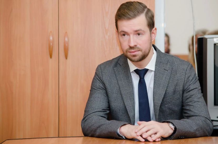 Экс-депутат челябинского заксобрания Илья Бархатов приговорен к 3,5 годам строгого режима и штрафу в 600 тысяч рублей за посредничество в даче взяток