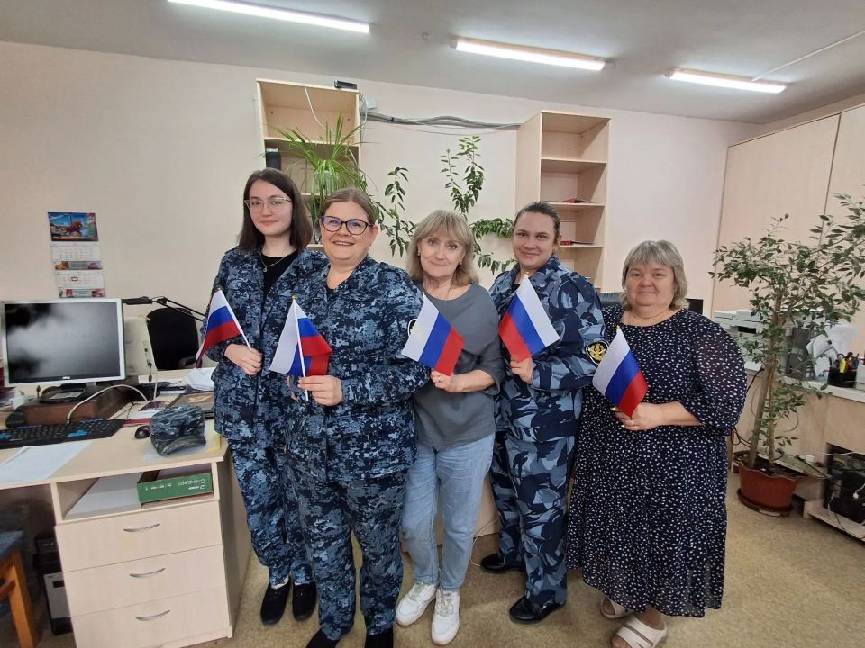 Сотрудники ИК-10 поздравили коллег с Днем России Сотрудники ИК-10 поздравили коллег с Днем России