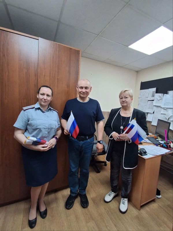 Сотрудники ИК-10 поздравили коллег с Днем России