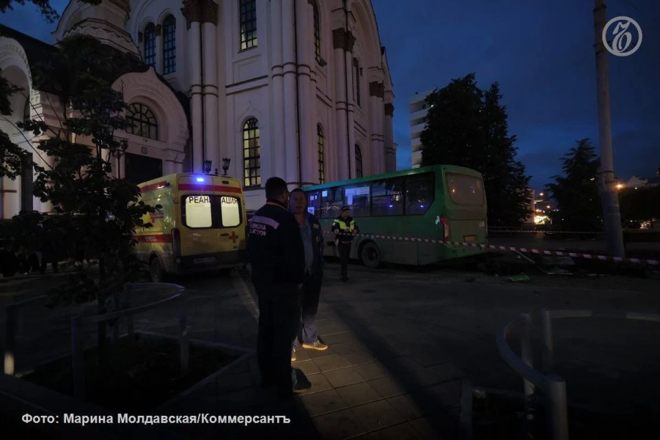 Вечером в среду, 10 июня, пассажирский автобус вылетел на тротуар у храма Большой Златоуст в центре Екатеринбурга и въехал в стоящих у пешеходного перехода людей